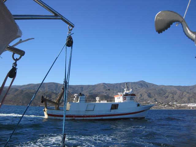 En av de mange fiskebåtene langs kysten